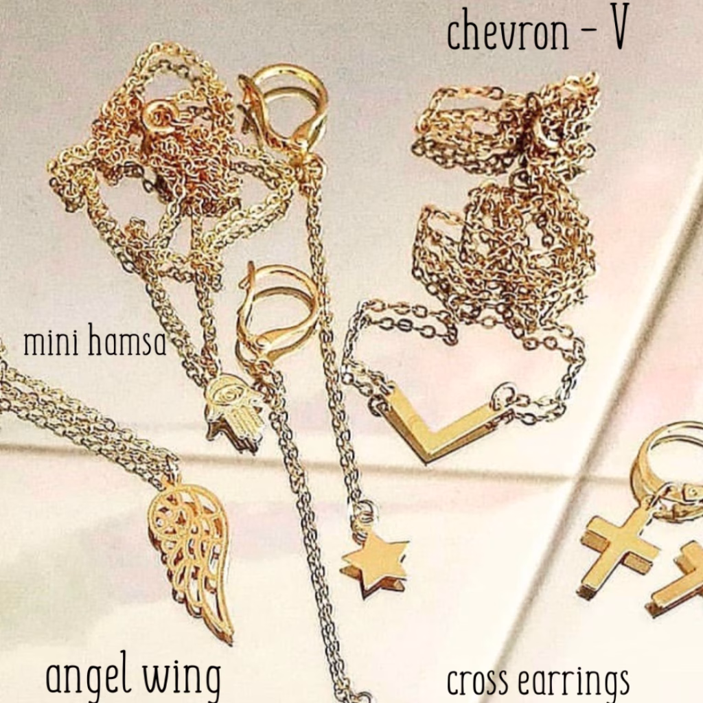 persoonlijke gold filled sieraden van Lux & Luz met symbolen zoals kruisjes, hamsa en sterren