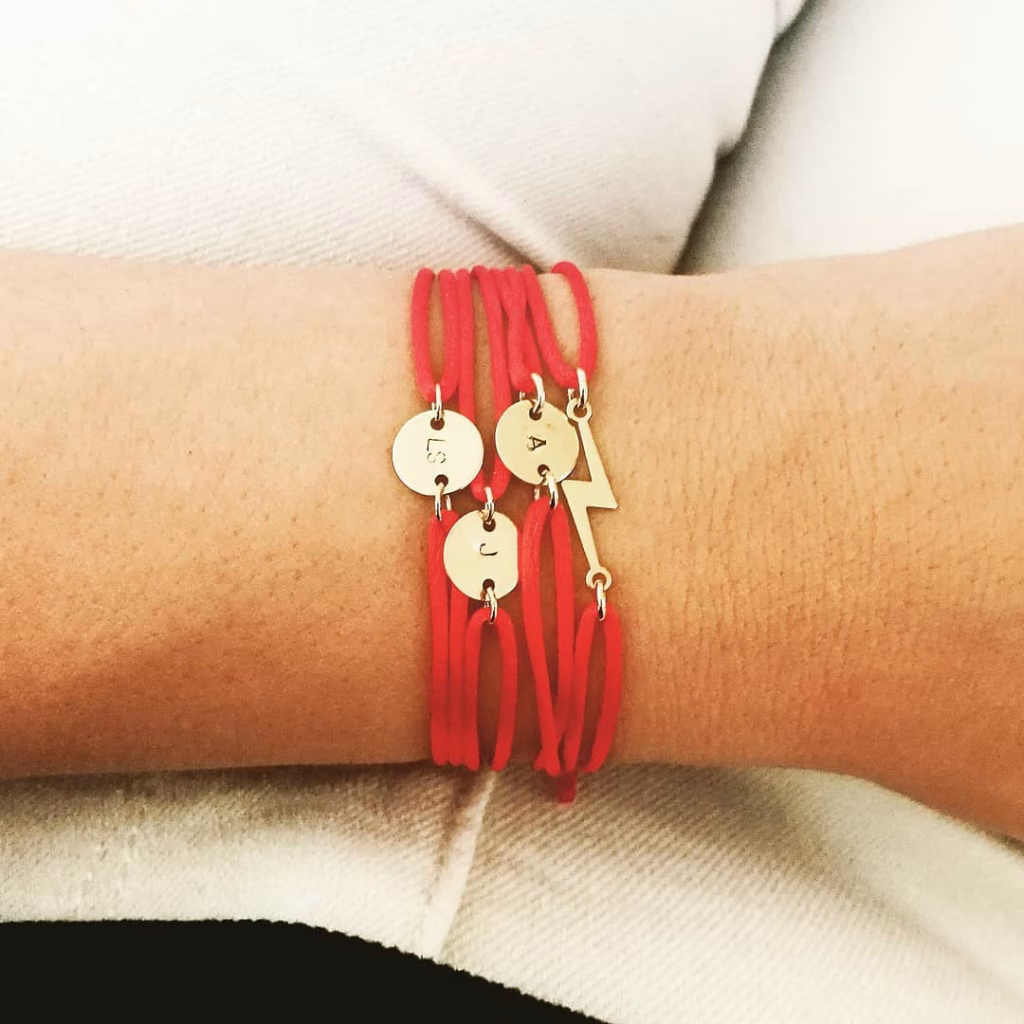 initialen sieraden als voorbeeld van consumeren zonder oordeel